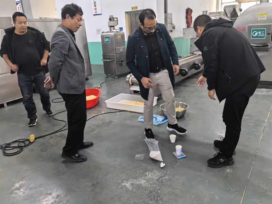 孟加拉國(guó)客戶來廠試機(jī)流水線電磁炒貨設(shè)···