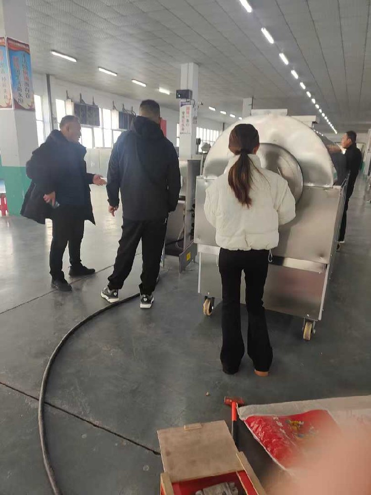 云南客戶來廠考察試機(jī)電磁炒貨機(jī)炒花生···